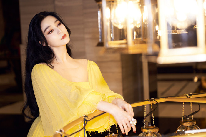 Nữ diễn viên sinh năm 1981 tôn triệt để làn da trắng sứ với màu son san hô tươi tắn.