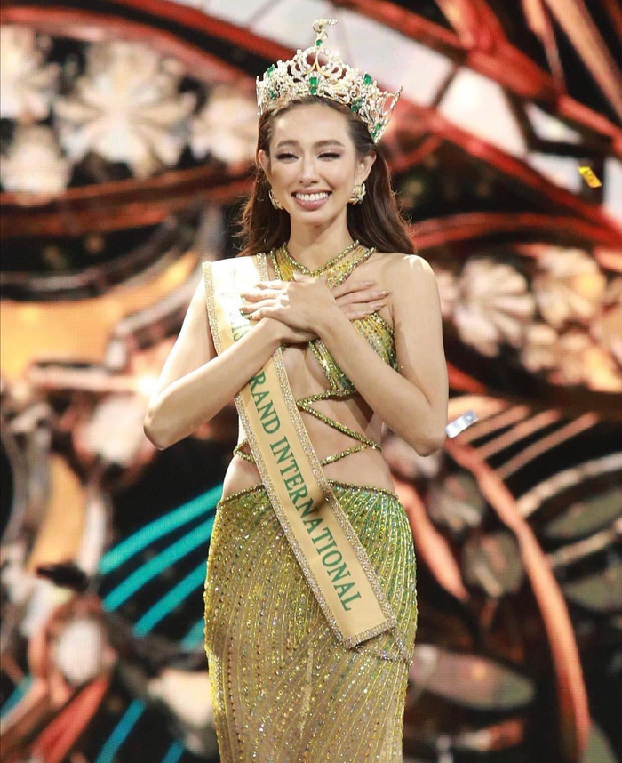 Thùy Tiên đăng quang Miss Grand 2021, chị gái một nàng Hậu ẩn ý: 'Một vòng luẩn quẩn mua giải' Ảnh 1