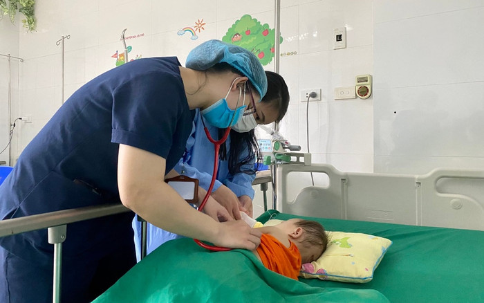 Người thân đạp nhầm chân phanh khi lái ô tô, em bé ở Nghệ An vỡ tim vì đập ngực vào vô lăng Ảnh 2