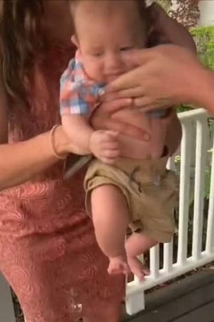 Đứa cháu đã đi đại tiện lên váy của Darnell.