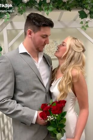 Darnell tươi cười hạnh phúc bên cạnh chồng của mình. 