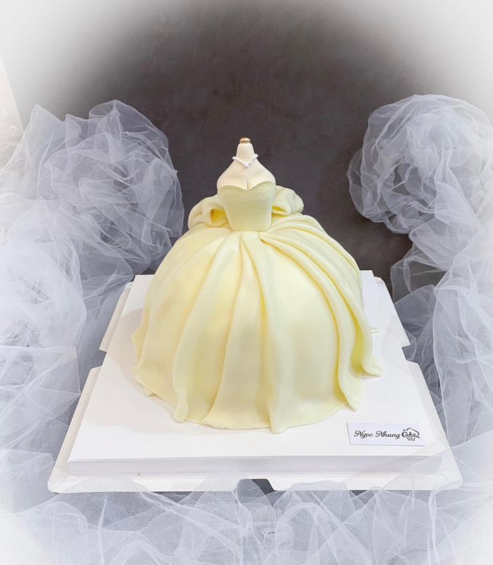 Chiếc váy bồng cổ điển, màu vàng dịu nhẹ cũng được Ngọc Nhung 'may' bằng nguyên liệu làm bánh.