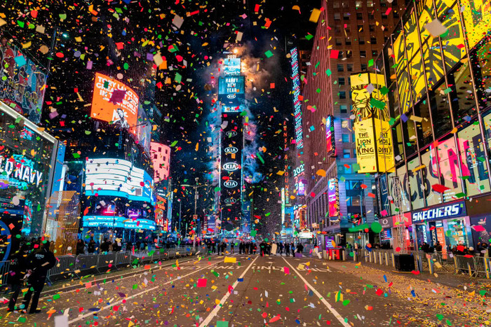 Hoa giấy rơi trên Quảng trường Thời đại vắng tanh ở New York (Mỹ). Đại dịch ập đến nên không có nhiều lễ kỷ niệm lớn, các thành phố còn hủy bỏ buổi trình diễn pháo hoa.