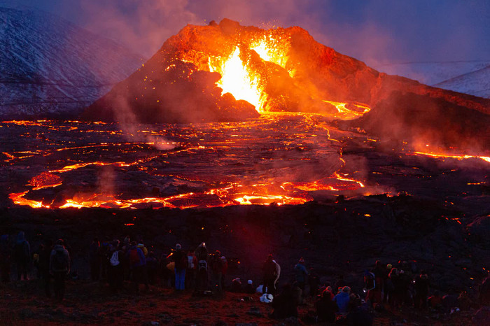 Dung nham chảy ra từ một ngọn núi lửa trên bán đảo Reykjanes của Iceland. Người dân đổ xô đến xem.