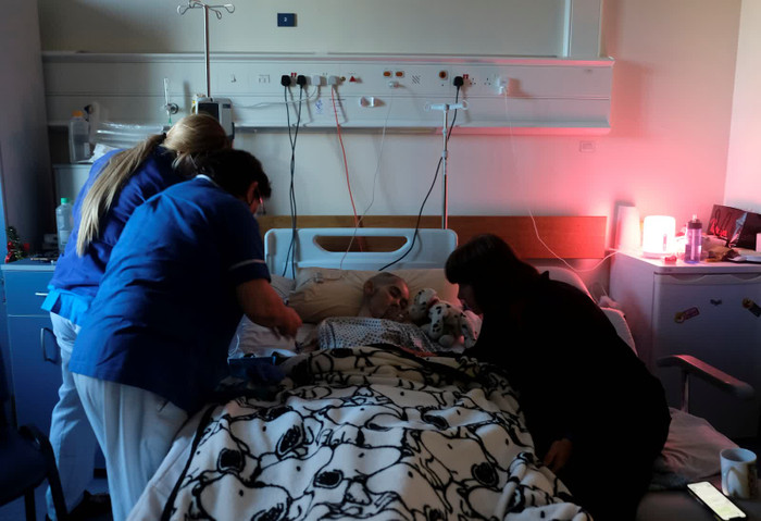 Y tá Naomi Balzan và Nanette Azzopardi tiêm thuốc giảm đau và an thần cho Rebecca Zammit Lupi, một bệnh nhân ung thư 15 tuổi. Bức ảnh này được chụp bởi cha của Rebecca, nhiếp ảnh gia Darrin Zammit Lupi của Reuters. Khoảng 1 giờ sau đó, cô bé qua đời.