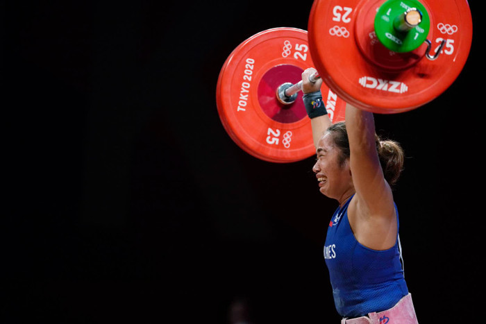 Vận động viên Hidilyn Diaz của Philippines bật khóc sau khi giành HCV Olympic ở nội dung cử tạ 55 kg. Đó là huy chương vàng Olympic đầu tiên của đất nước cô. 