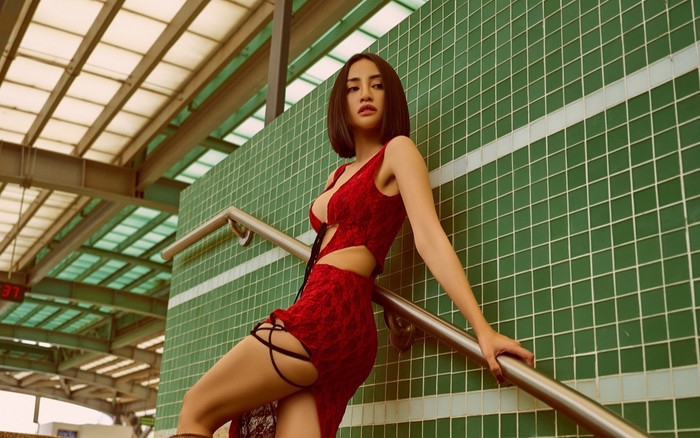 Thiên Nga lên đồ cut-out táo bạo, pose dáng sang chảnh tại ga tàu Hà Đông – Cát Linh (Hà Nội) Ảnh 2