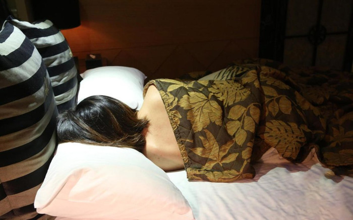 Đang ngủ cạnh bạn trai bỗng có cảm giác lạ dưới chân, cô gái kinh hãi hét lên khi mở mắt ra Ảnh 2