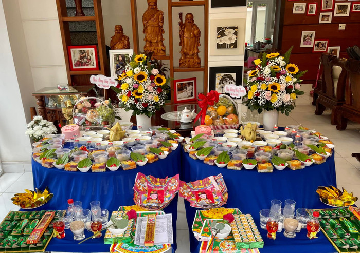 Tiệc đầy tháng của hai con gái.