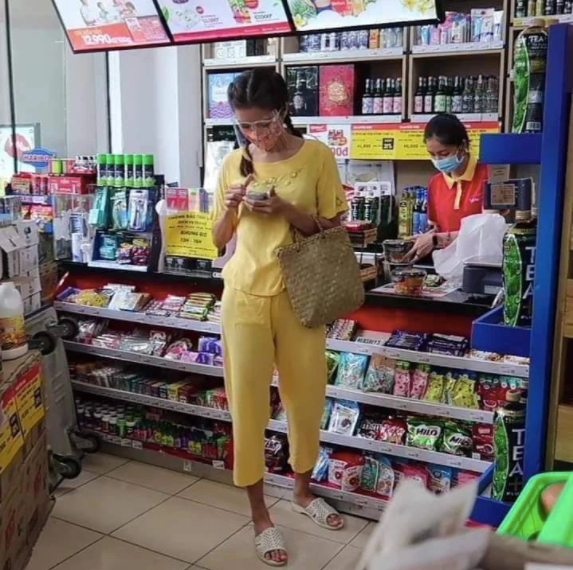 Minh Tú cũng thích đi dép tổ ong, vừa rẻ vừa dễ chịu.