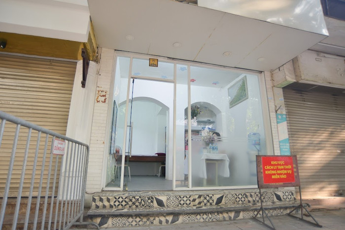 Khu cách ly phòng chống dịch được dựng sẵn trong trường.