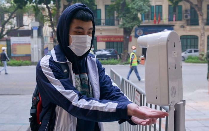 Cận cảnh học sinh lớp 12 tại Hà Nội trở lại trường sau thời gian nghỉ dịch Covid-19 dài chưa từng có Ảnh 2