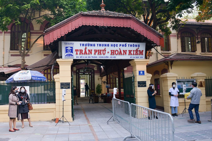 Học sinh lớp 12 Trường THPT Trần Phú đi học trở lại.