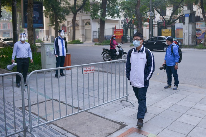 Lực lượng y tế cùng các thầy cô túc trực tại cổng trường thực hiện các biện pháp phòng chống dịch.