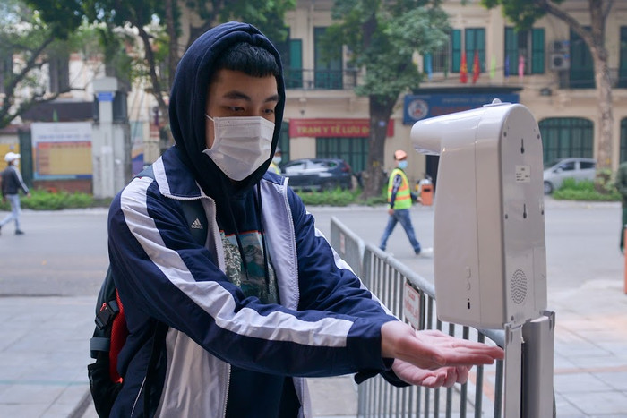 Máy sát khuẩn tay, đo thân nhiệt tự động.