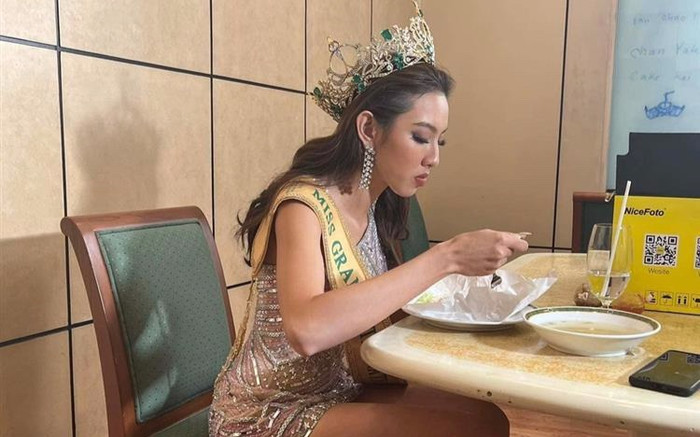 Miss Grand Thùy Tiên bình dị mang dép tổ ong, đầu đội vương miện, ăn cơm hộp sau Chung kết Ảnh 2