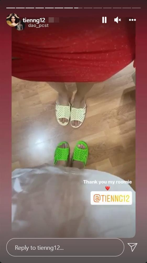 Đôi dép tổ ong cũng là món đồ mà Thùy Tiên dành tặng cho những người bạn thi cùng mình. Miss Grand Lào đã thích thú chia sẻ món đồ này lên trang cá nhân. 