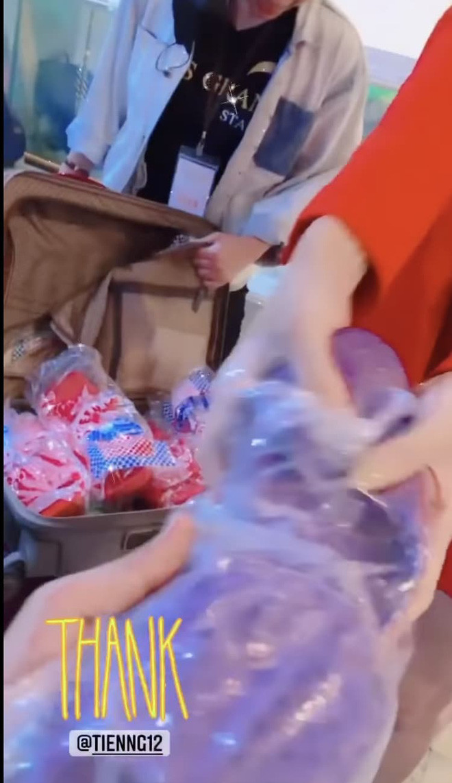 Phải công nhận, đại diện Việt vừa xinh đẹp lại thêm sắc sảo, khéo léo mang hình ảnh dân tộc ra Quốc tế. 