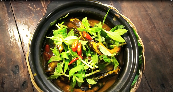 Thùy Tiên review nhiều món ốc ngon, được chế biến theo nhiều cách như hấp, luộc, xào.