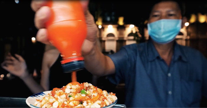 Ngô xào béo ngậy, thơm ngon cũng xuất hiện trên hành trình thưởng thức đồ ăn đường phố của nàng hoa hậu sinh năm 1998.