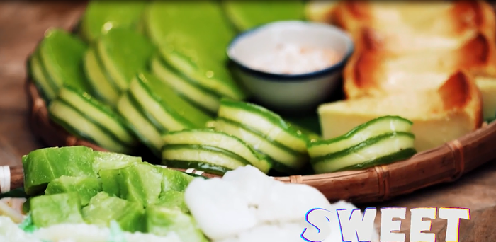 Cô giới thiệu nhiều món ngon với mức giá rẻ trên phố Sài Gòn. Nói tới bánh quê dân dã, không thể quên bánh da lợn dẻo, dai thơm vị đậu xanh lá dứa.