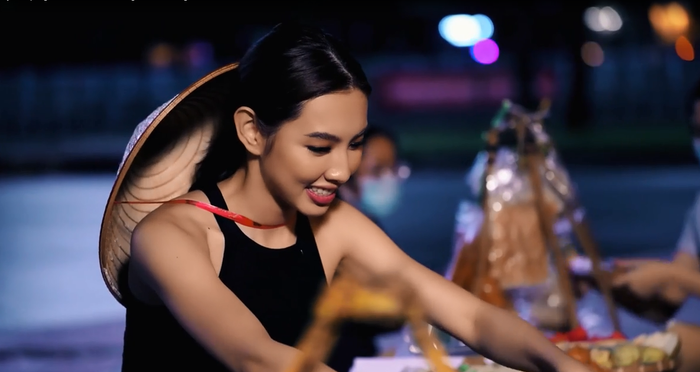 Thùy Tiên vui vẻ, khen ngợi hết lời ẩm thực giản dị, thơm ngon của Việt Nam. Cô chia sẻ: 'Việt Nam là đất nước của sự sáng tạo ẩm thực phong phú từ Bắc tới Nam. Bạn sẽ ngạc nhiên về những món ăn của chúng tôi và muốn mau chóng tới đây. Chúng tôi có những món ăn truyền thống và đường phố, rất ngon và tươi. Bạn có thể tìm thấy những món ăn mà tôi giới thiệu ở bất kỳ nơi nào ở Việt Nam.