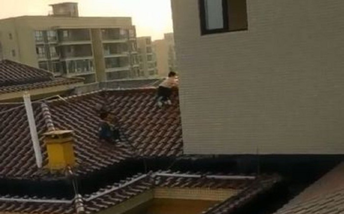 Clip: Kinh hãi khoảnh khắc 4 đứa trẻ trèo ra mái nhà 28 tầng chơi Ảnh 2