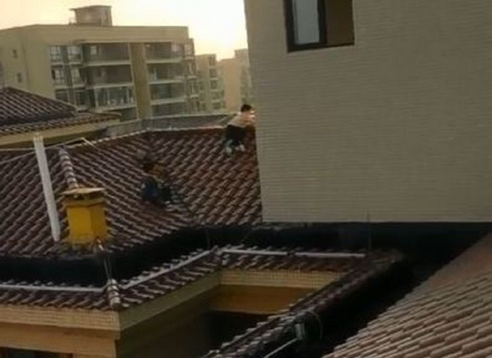Những đứa trẻ hồn nhiên chơi đùa trên mái nhà tầng 28.
