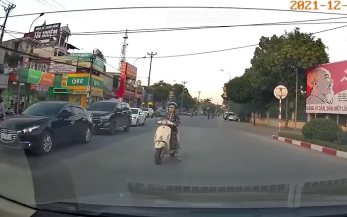 Clip: Khó hiểu cảnh nữ 'ninja' hồn nhiên dừng đèn đỏ ở làn đường ngược chiều Ảnh 2