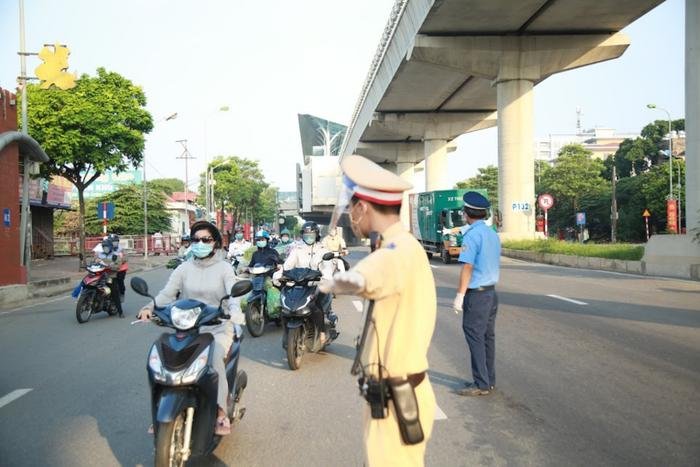 Dịch bệnh phức tạp, Hà Nội có thể hạn chế hoặc dừng hoạt động các dịch vụ không thiết yếu tùy cấp độ dịch Ảnh 1