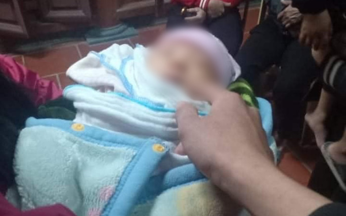 Bé sơ sinh nặng 3,5kg bị bỏ rơi trước cổng chùa ở Hà Nam kèm mẩu giấy: 'Nhờ nhà chùa nuôi giúp' Ảnh 2