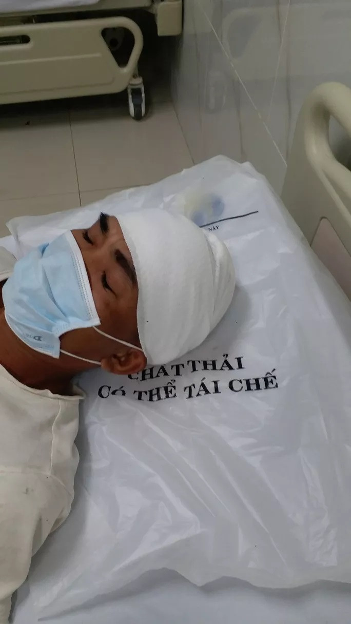 Anh Tiến hiện đã nhập viện sau vụ việc bị tấn công. Ảnh: Người Lao Động