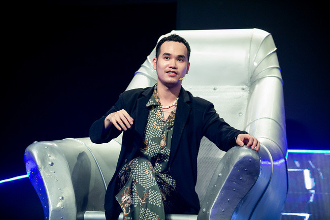 Nhạc sĩ Khắc Hưng trên ghế Master của chương trình.