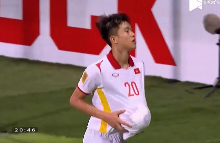 Phan Văn Đức dùng trái bóng tạo bụng bầu tặng bà xã Nhật Linh.