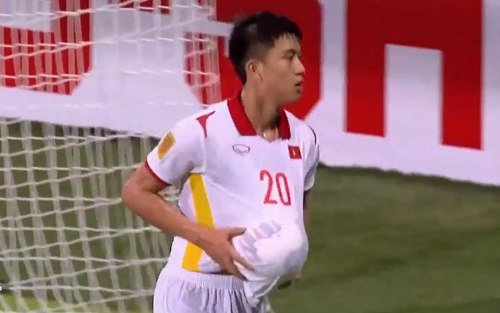 Phan Văn Đức tạo bụng bầu tặng nàng WAGs Nhật Linh sắp sinh quý tử Ảnh 2