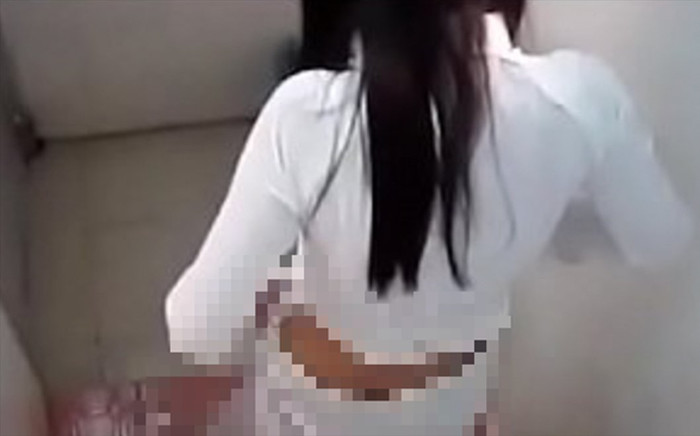 Thấy tủ quần áo bị thủng một lỗ, cô gái kiểm tra thì kinh hãi phát hiện bí mật về điện thoại của bố dượng Ảnh 2