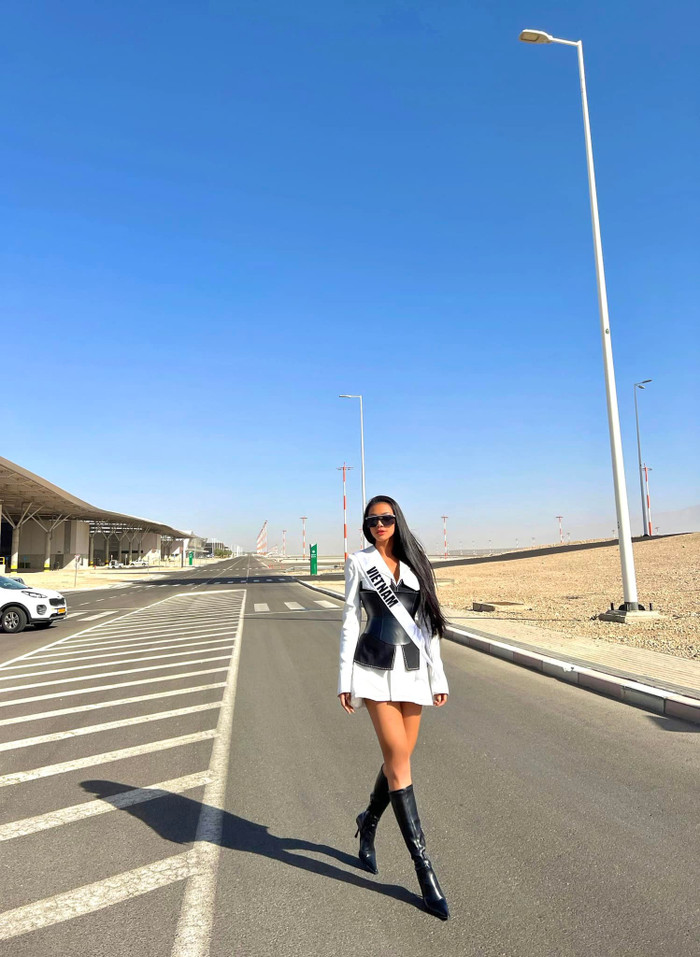 Nhìn tổng thể set đồ của Kim Duyên như vậy, không ai nghĩ cô đang mặc ngược chiếc thắt lưng.