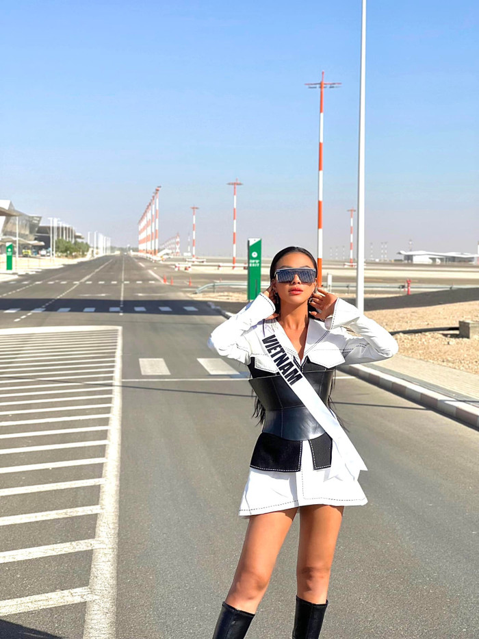 Nhìn thấy Kim Duyên vẫn hài hước và lạc quan khi nói về việc mặc đồ ngược của mình khiến các fan lấy làm thích thú.