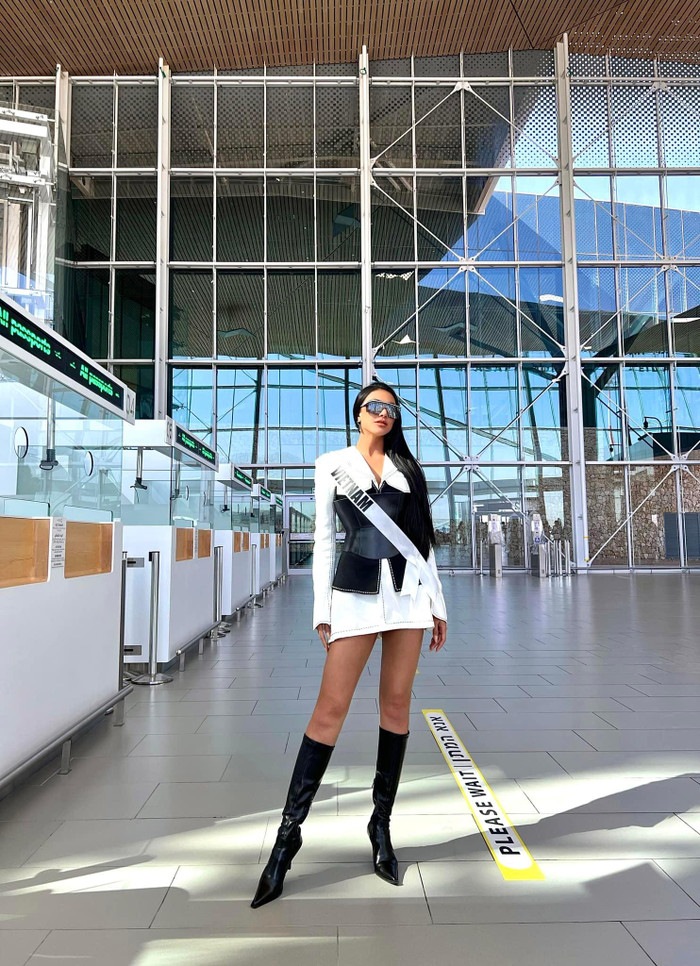 Diện trang phục với hai màu trắng đen đơn giản, Kim Duyên vẫn nổi bật với đôi chân thon dài cùng làn da bánh mật khỏe khoắn.