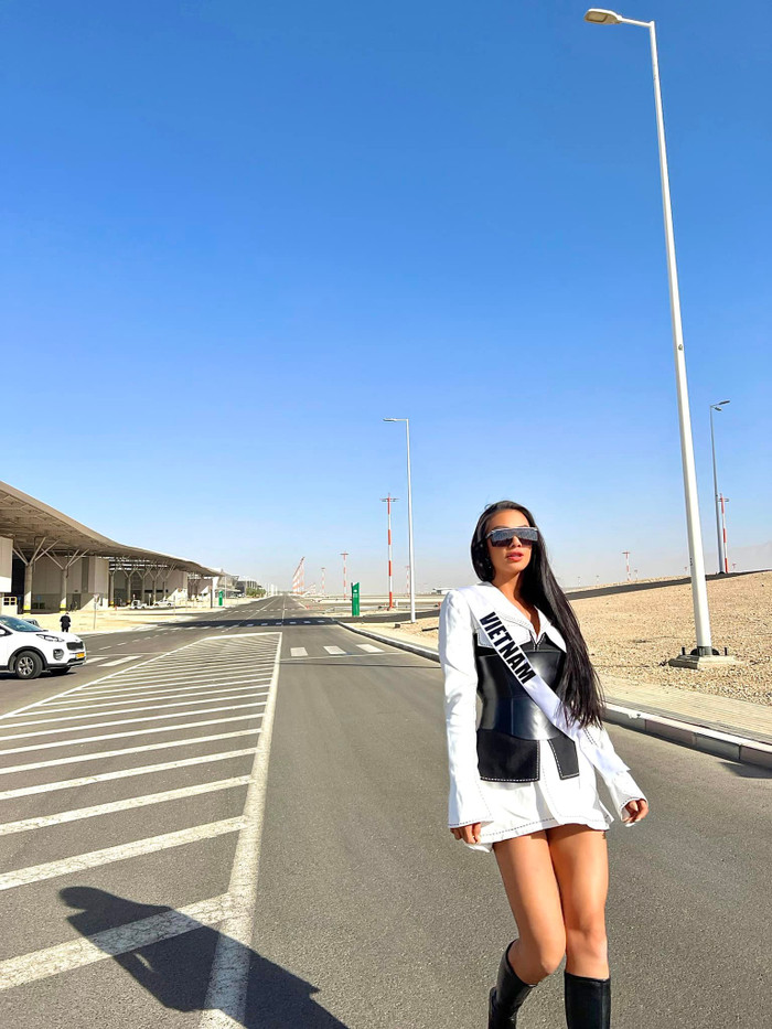 Tuy nhiên, Kim Duyên cũng đã phát hiện ra công dụng của việc mặc ngược thắt lưng là có thể trở thành nơi giúp cô chứa mấy món đồ nhỏ nhỏ,