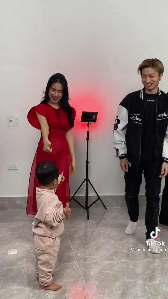Hòa Minzy lên đồ 'lồng lộn' nhảy múa, phản ứng của bé Bo khiến ai cũng công nhận: 'Con nhà người ta' Ảnh 5