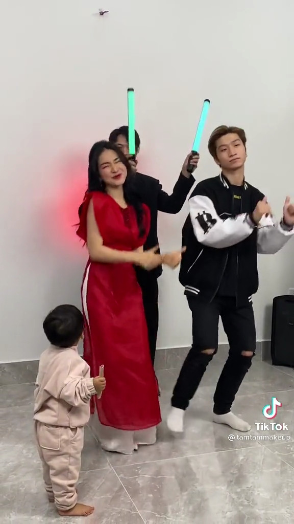 Hòa Minzy lên đồ 'lồng lộn' nhảy múa, phản ứng của bé Bo khiến ai cũng công nhận: 'Con nhà người ta' Ảnh 4
