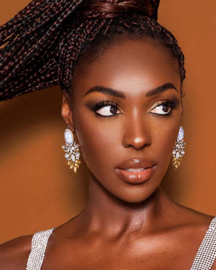 Với kinh nghiệm làm mẫu chuyên nghiệp nhiều năm, cô luôn tự tin trước ống kính.