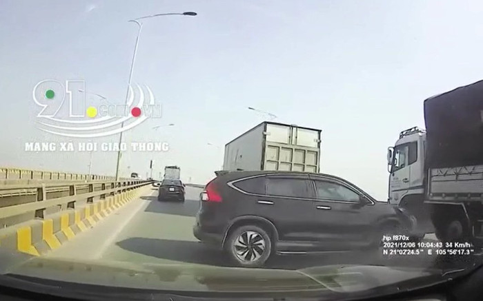 Clip: Xe tải nghi lấn làn húc ô tô con xoay 180 độ trên cầu Ảnh 2