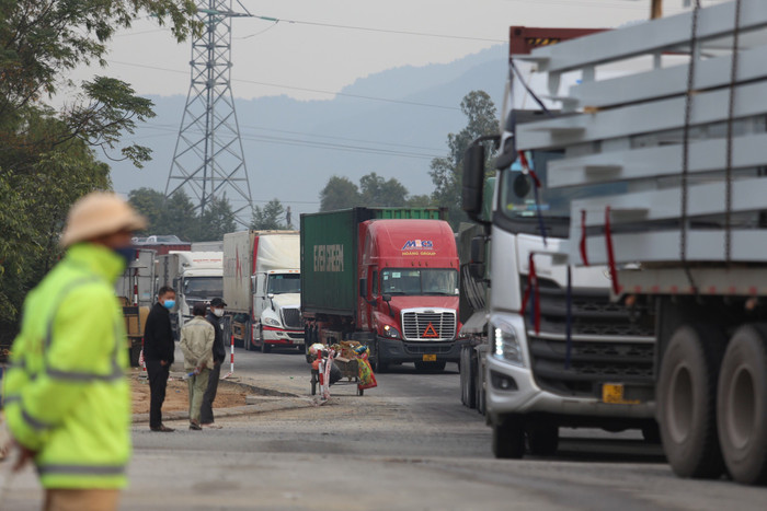 Đến gần 9h cùng ngày, hiện trường vụ tai nạn cơ bản được giải phóng, phương tiện dần qua lại dễ dàng hơn.