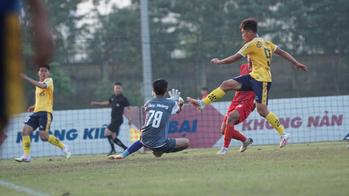 Quốc Việt (số 9) ghi bàn mở tỷ số, qua đó Học viện Nutifood thắng 6-0 trước U21 Bến Tre. Ảnh: Văn Hải
