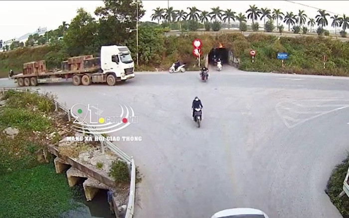 Camera ghi cảnh xe đầu kéo làm rơi hàng chục khối bê tông cỡ lớn đè người đi đường tử vong Ảnh 2