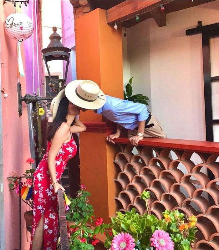 Cặp đôi nào muốn trao gửi tình cảm đến với đối phương thường chọn ban công nhà Ana trong câu chuyện tình yêu lãng mạn, để tặng nhau nụ hôn.