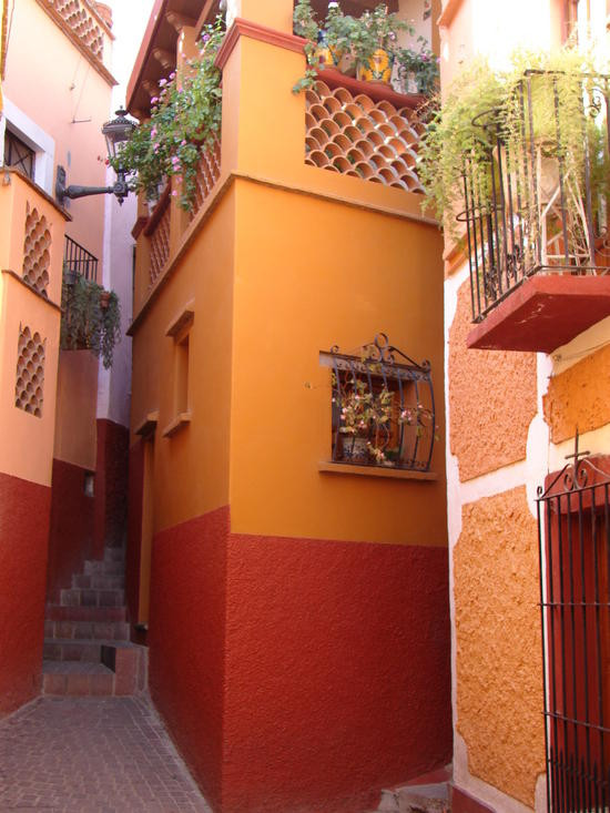 Con hẻm ở Mexico, nổi tiếng với những nụ hôn ngọt ngào.