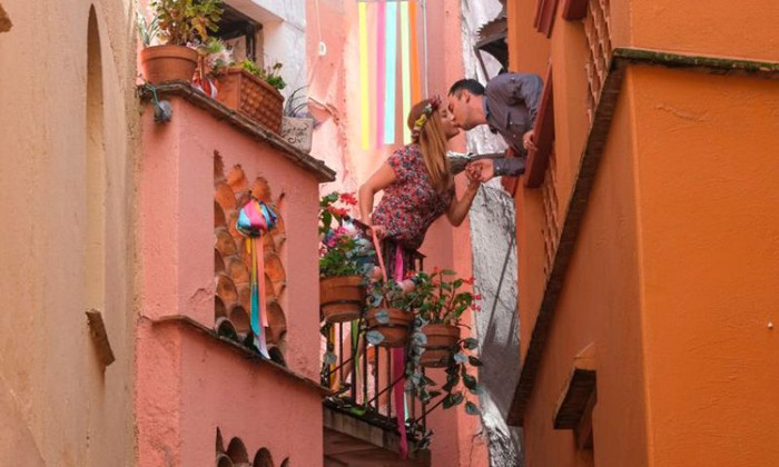 Con hẻm El Callejon del Beso tượng trưng cho tình yêu thủy chung son sắt, hết lòng hy sinh vì người mình yêu. 